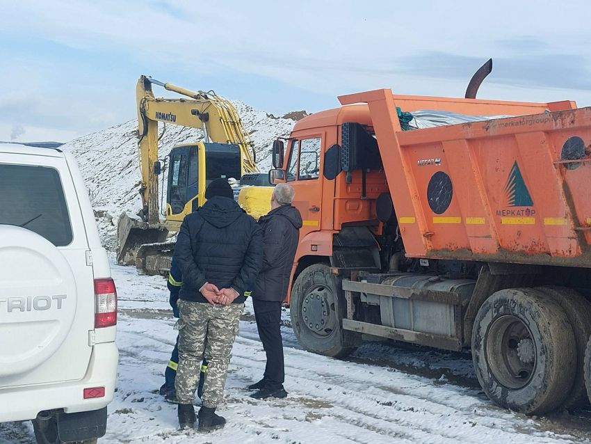 «Свалка как новогодняя ёлка!» - мусорный полигон в Новороссийске продолжает тлеть 