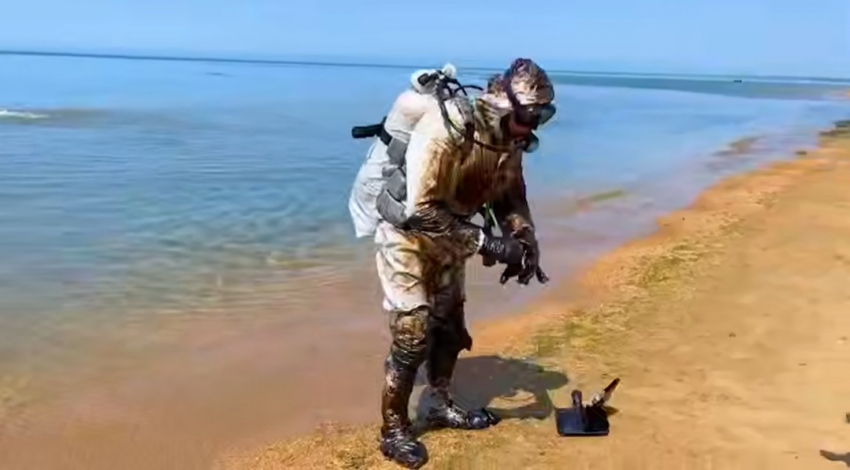 Чёрное море в Анапе действительно «чёрное»: водолазы выходят с ног до головы в мазуте