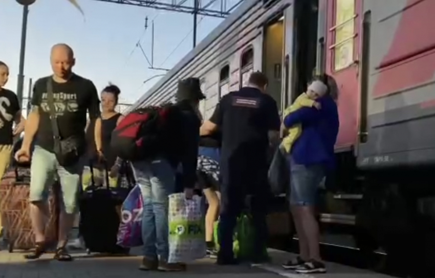 В Новороссийск прибыли пассажиры поезда из Воркуты, сошедшего с рельс в Коми