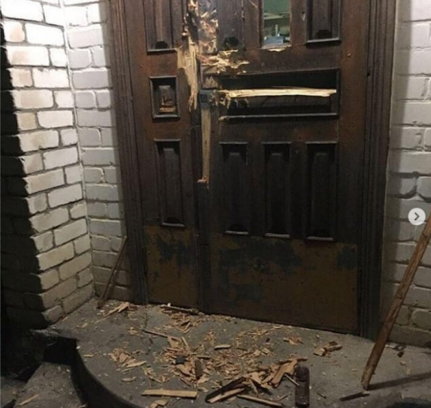 Мужчина с топором в руках ломился в дом жительницы Новороссийска