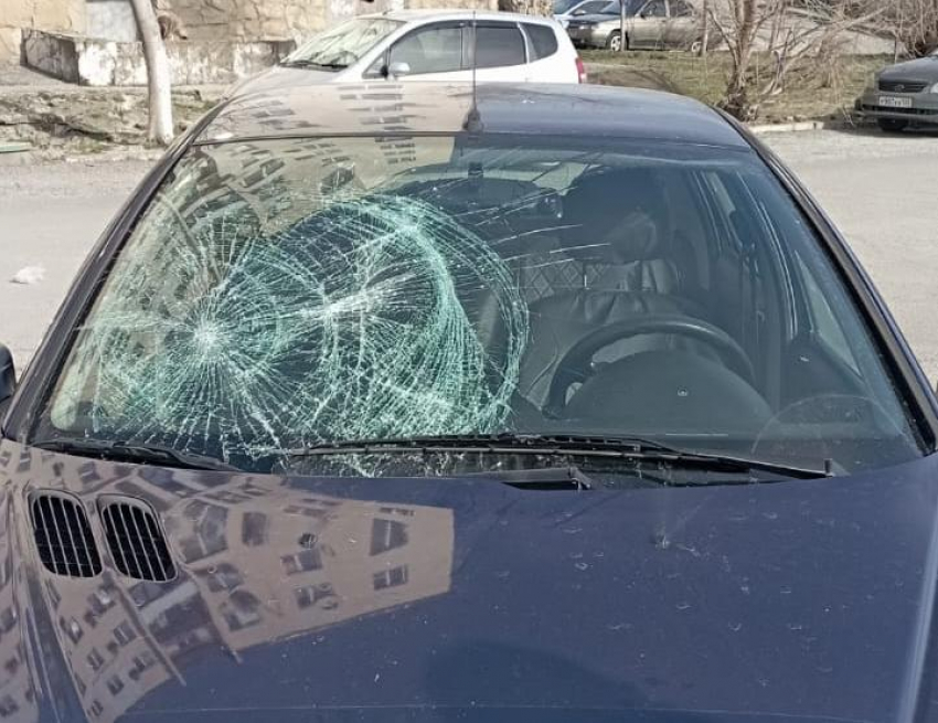 Неизвестный вдребезги разбил лобовое стекло иномарки в Новороссийске 