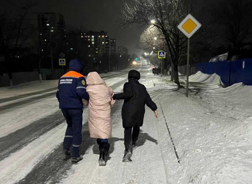 Спасатели Новороссийска не дали замерзнуть маме с двумя детьми и потерявшейся пенсионерке