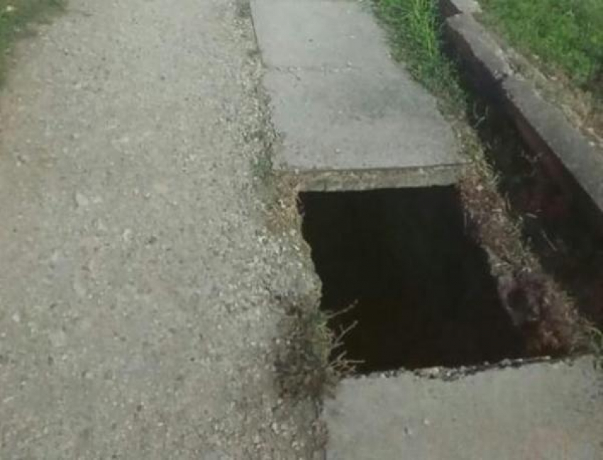 Яма глубиной 80 см образовалась на тротуаре в Новороссийске