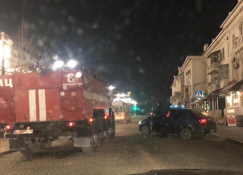 Опасались взрыва и оцепили улицу новороссийские полицейские  и пожарные