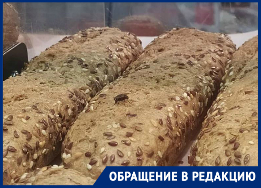 Мухи спариваются на выпечке в одном из гипермаркетов Новороссийска