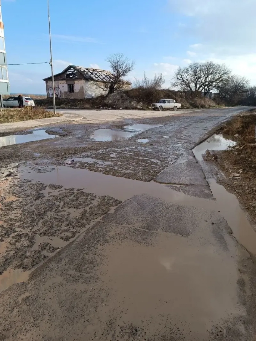 «Ждите, пока достроят соседний ЖК»: жители Новороссийска добираются домой по разбитой дороге