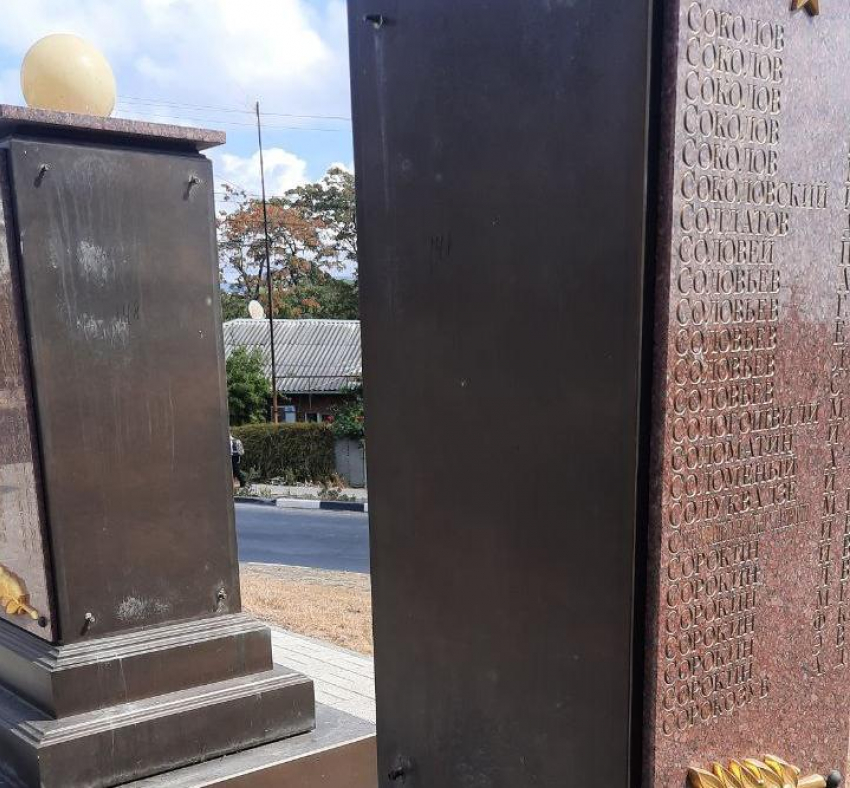 Загадочные обстоятельства: с памятника в Мысхако исчезли плиты 