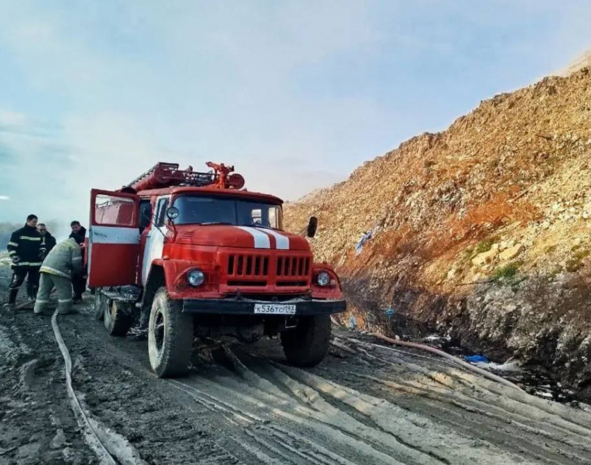 На свалке в Новороссийске ничего не меняется: мусор дымит, а площадь тления прежняя 