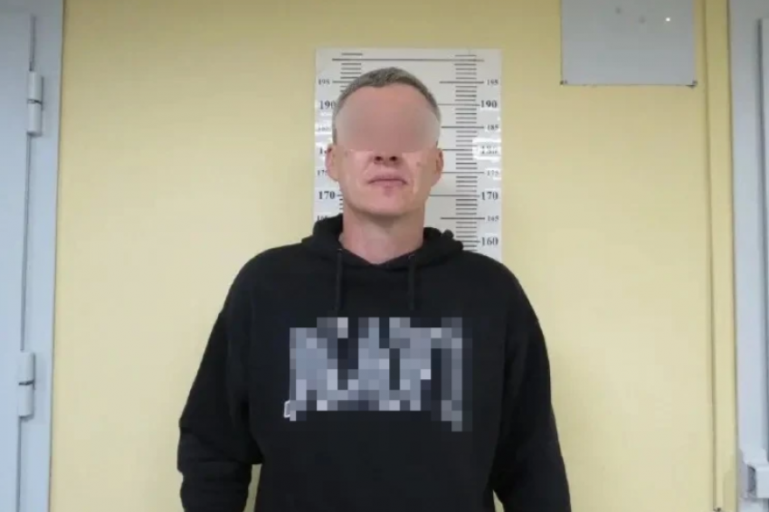 Высокий новороссиец устроил скандал в самолете 