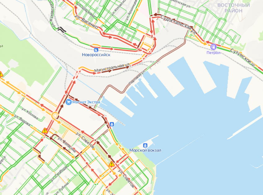 Новороссийск затянуло в пробку: жители будут добираться домой долго
