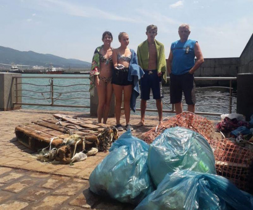 Море Новороссийска чистили волонтеры и туристы 