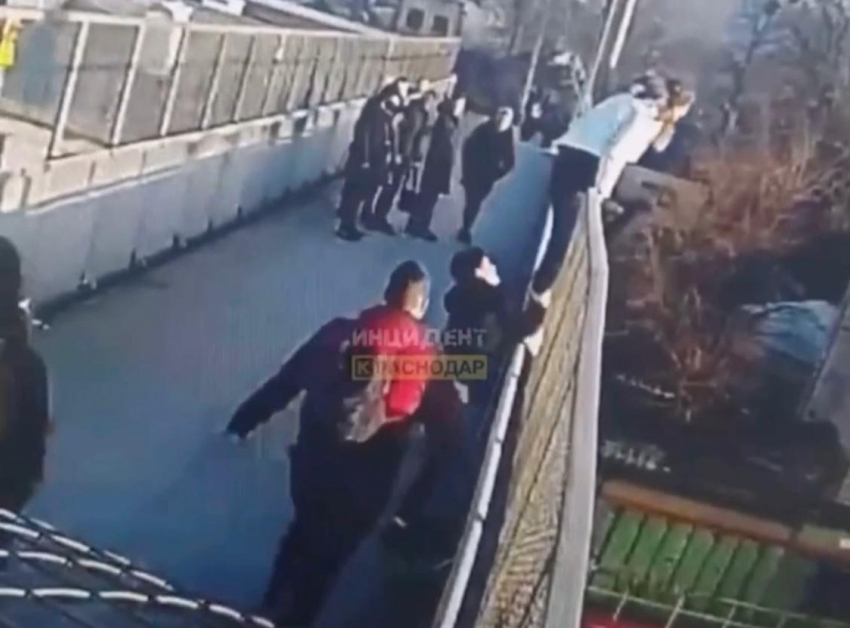 Пыталась спрыгнуть с моста: новороссийцы обсуждают новость из Кропоткина