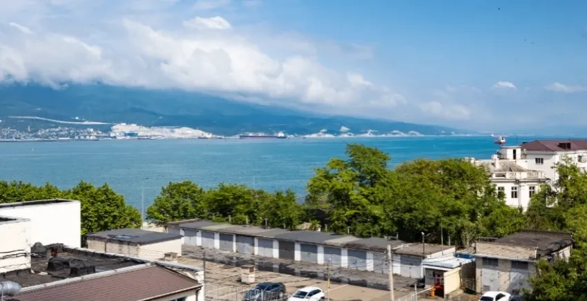 Пережила перес тройку и атаку ВСУ: гостиница «Новороссийск» отмечает 42-й день рождения