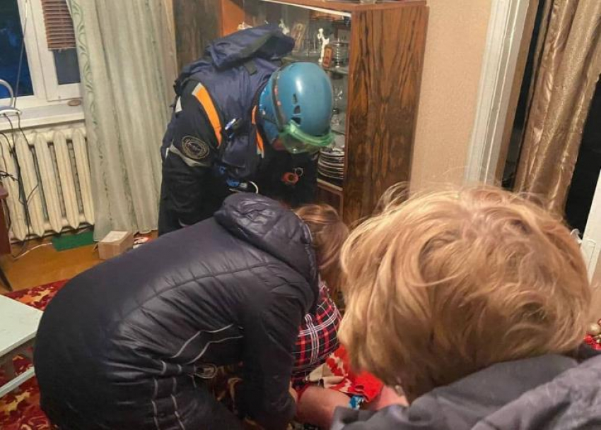 Предположительно два дня пролежала на полу: спасатели из Новороссийска спасли пожилую женщину
