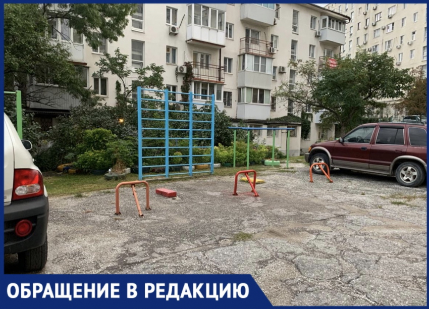Сомнительную парковку организовали в одном из дворов Новороссийска 