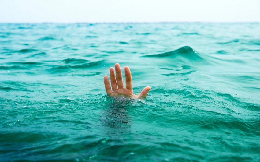 На пляже в Новороссийске едва не утонула женщина 