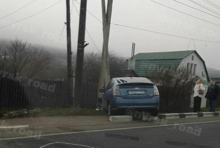 Авто на обочине, пассажир в больнице: последствия двух аварий под Новороссийском 