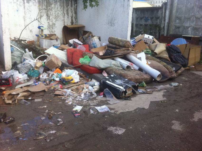 Администрация Новороссийска не несет ответственности за мусор во дворах, - горожане 