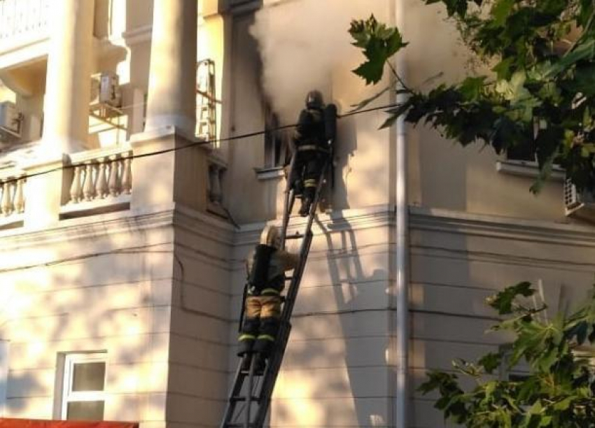 Для спасения людей из пожара в Новороссийске пришлось ломать двери