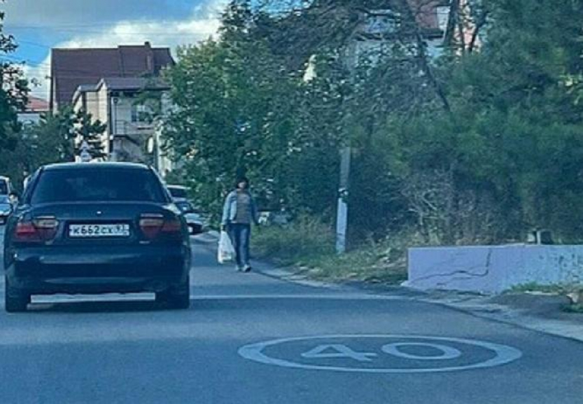 "Есть БОМЖ, а ты - ЧМО!": жительнице Новороссийска подбили машину 
