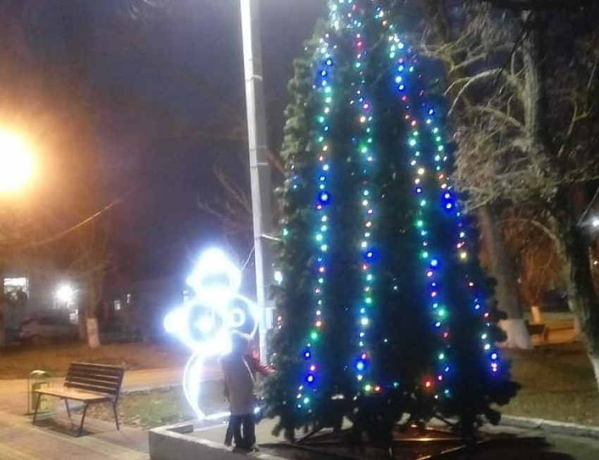 Дети разгромили новогоднюю ёлку в пригороде Новороссийска
