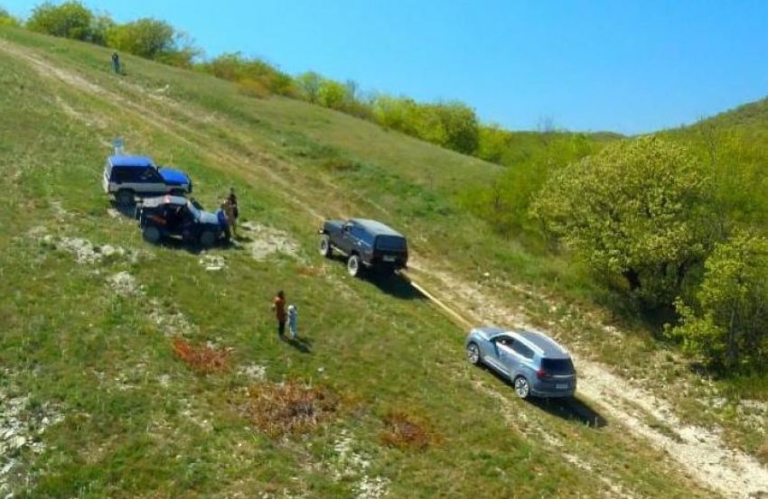 Джипперы в Новороссийске помогли спасателям вызволить автомобиль, застрявший на склоне