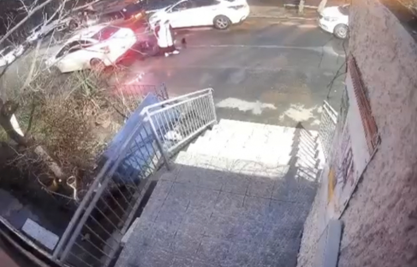 Наехал и обматерил: в Новороссийске водитель устроили взбучку сбитому пенсионеру 