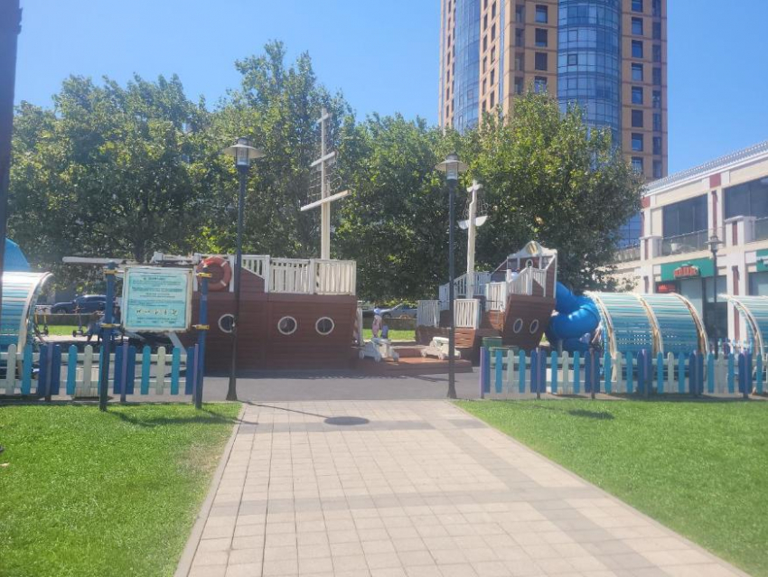 «Дети могут провалиться!»: жительница Новороссийска жалуется на состояние детской площадки