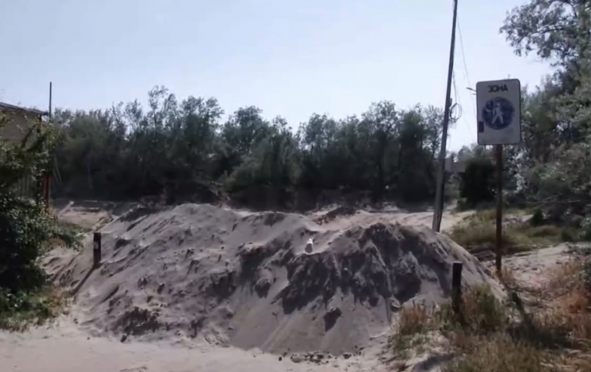 На пляжах Анапы копают рвы, чтобы не пускать людей к морю