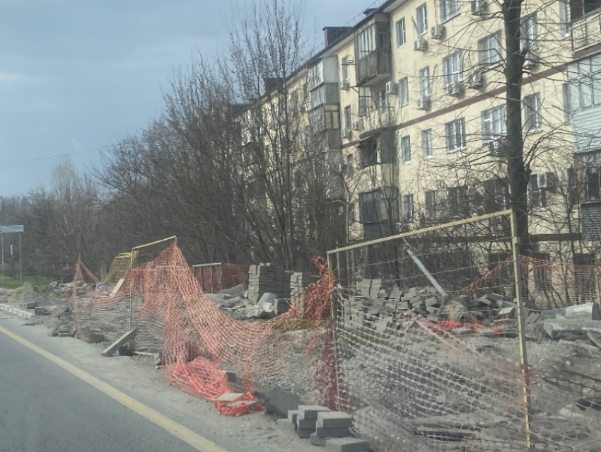 Яма «имени АТЭКа»: вечная течь заставляет новороссийцев рисковать жизнью