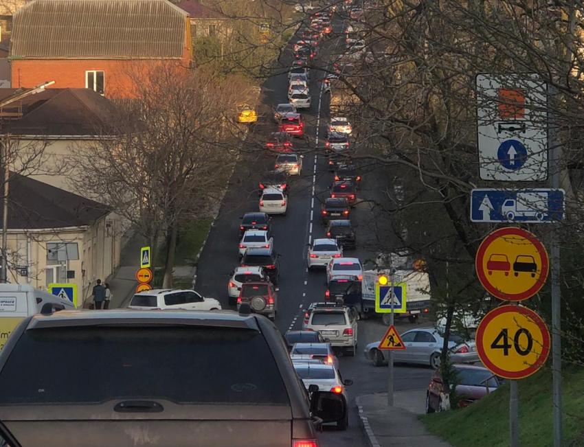 Стоит весь город: Новороссийск замер в пробке 