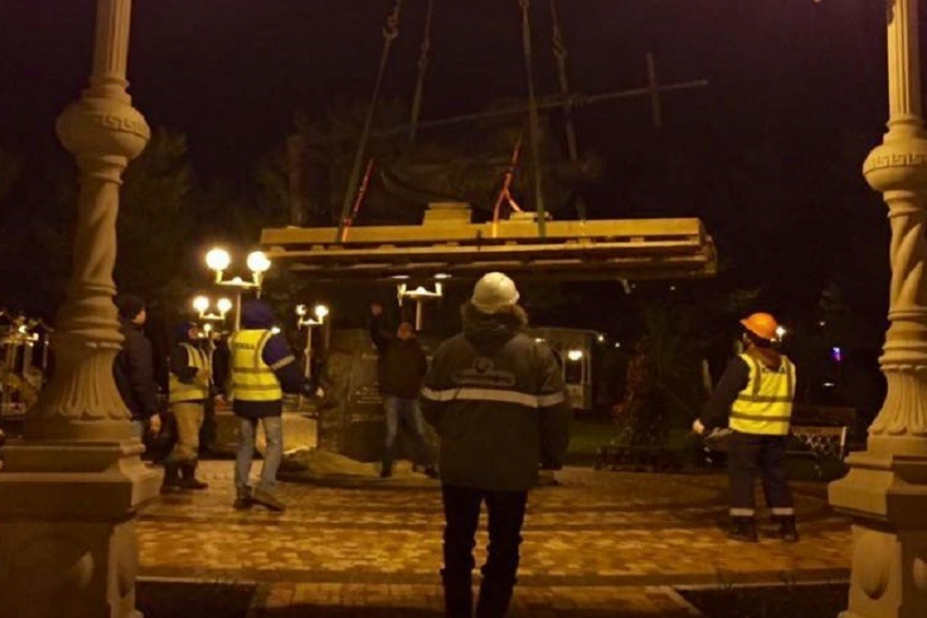 200-тонный кран из Новороссийска пришлось задействовать для установки уникального монумента  Андрею Первозванному в Геленджике 