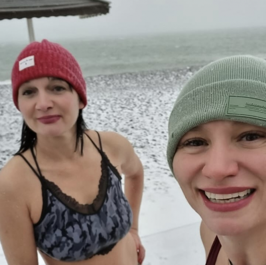 Ураган-не помеха: что заставляет женщин Новороссийска купаться в море в норд-ост