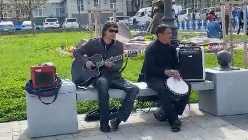 Позитива в ленту: талантливые музыканты порадовали новороссийцев на набережной