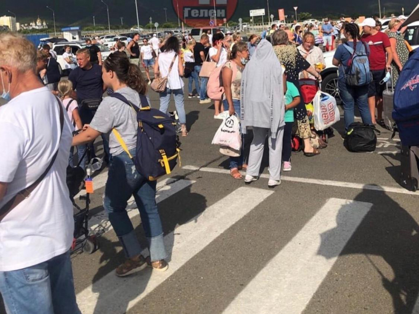В соседнем с Новороссийском Геленджике срочно эвакуировали людей из здания аэропорта