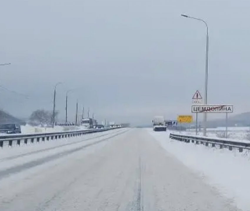 Новороссийск завалило снегом: на дорогах опасно