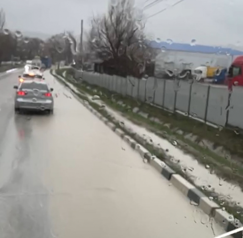 Бассейн прямо на дороге: «инновационные» технологии Новороссийска 