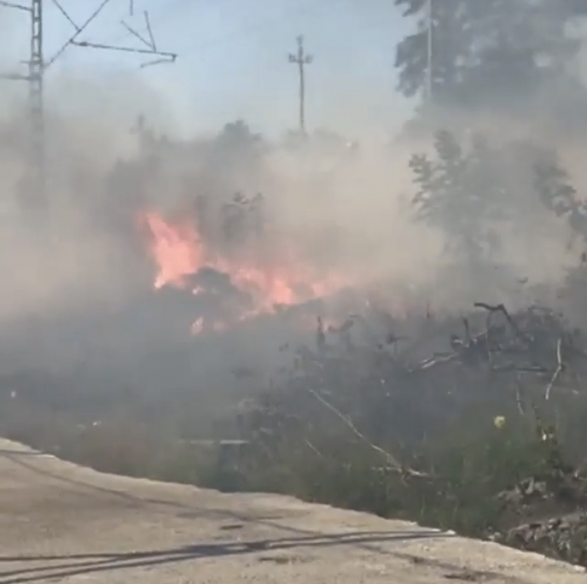 Сильный пожар разыгрался в Восточном районе Новороссийска