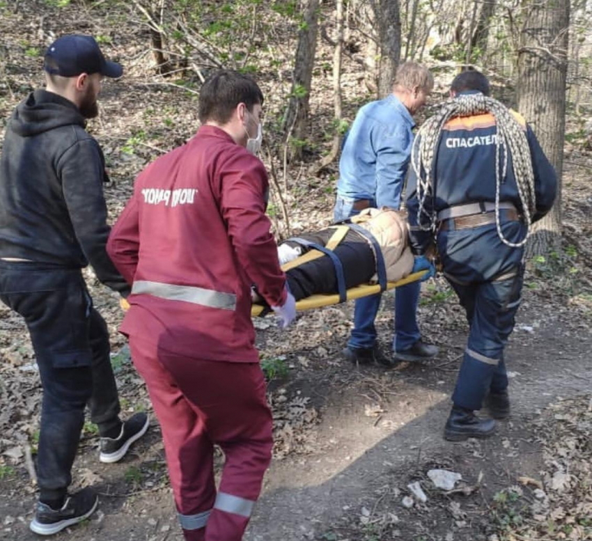 Жительница Новороссийска выгуливала собаку и упала с обрыва