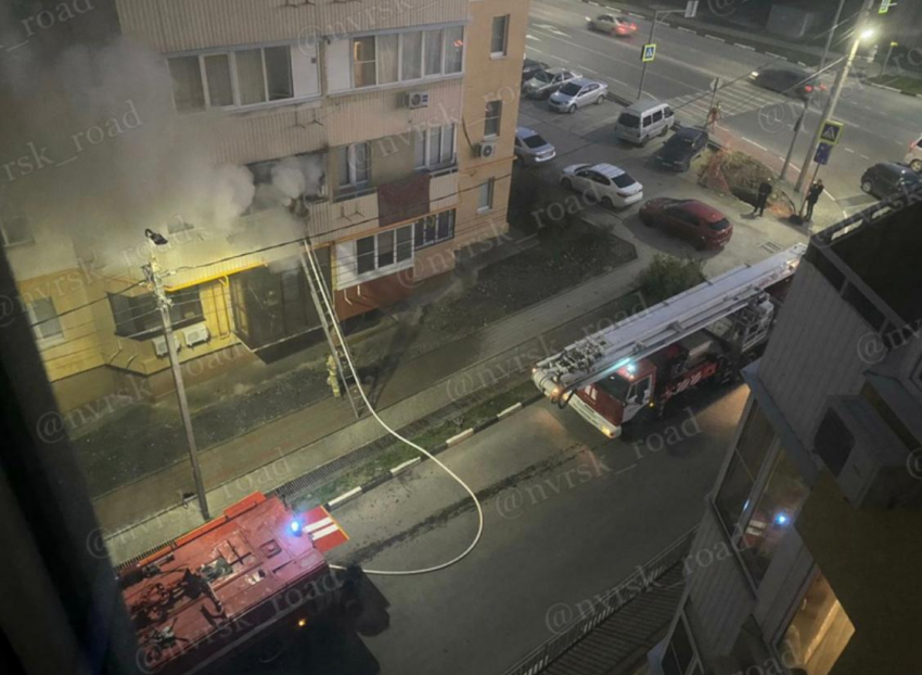 Реанимация, газовая служба и пожарные: в Новороссийске горит многоэтажка