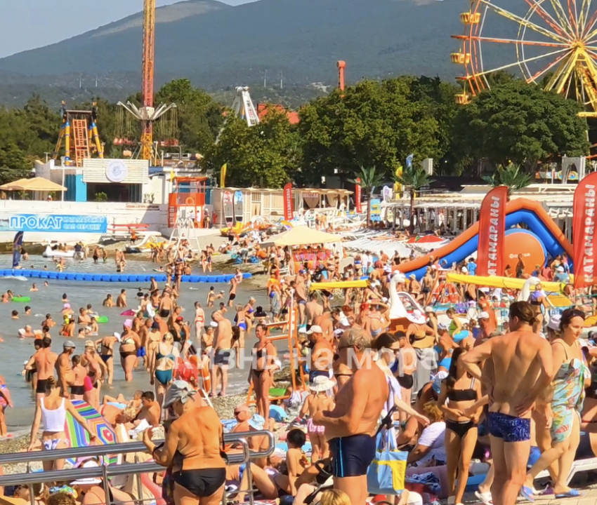 «Не протолкнуться!»: туристы атакуют пляжи на Черном море. Что в Новороссийске?