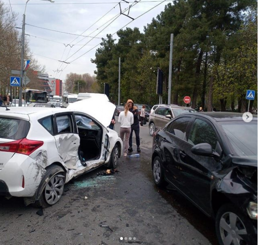 Три человека пострадали в утреннем ДТП в центре Новороссийска