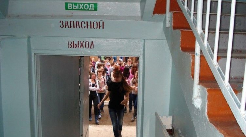 Новороссийских школьников эвакуировали из-за брошенного рюкзака