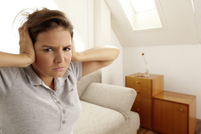 Детям нужно спать, а они слушают барабаны: жители многоэтажки в Новороссийске на пределе из-за музыкальной студии