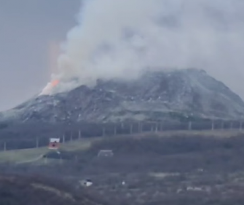 В Новороссийске загорелся мусорный полигон