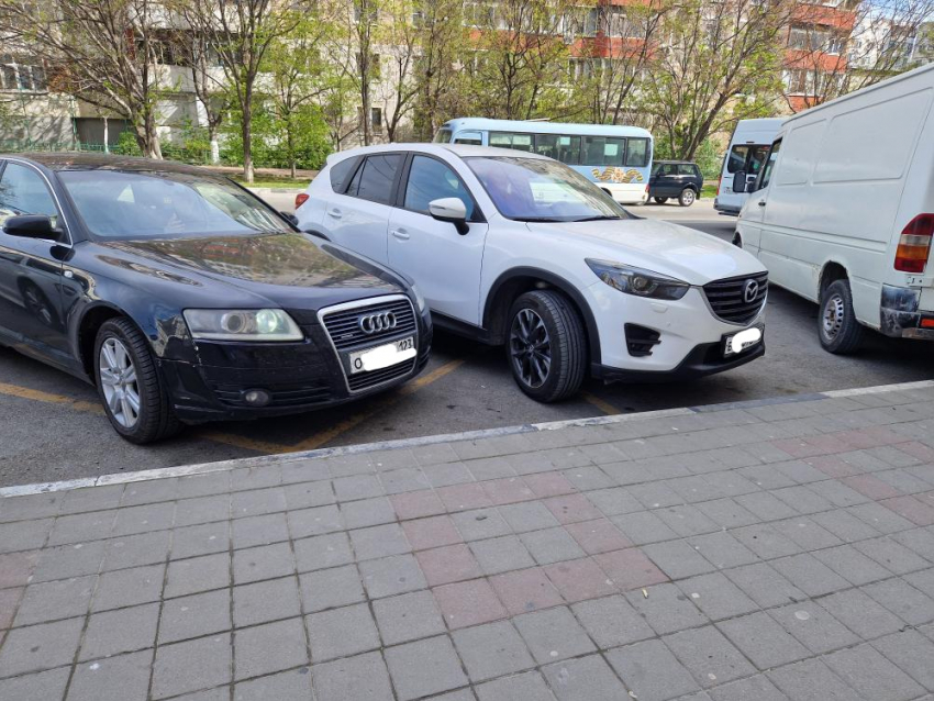 «Их вёдра важнее?», - жительница Новороссийска о тех, кто паркуется на остановках 
