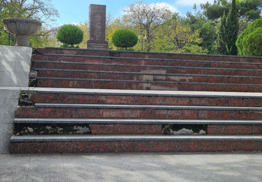 Житель Новороссийска возмущён состоянием лестницы на пути к братской могиле 