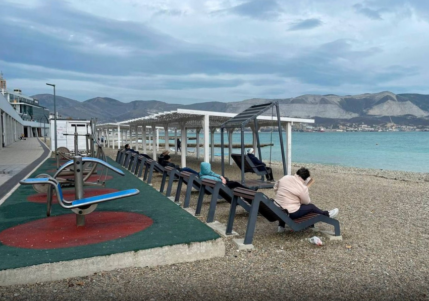 Загорать в пуховике: новороссийцы могут посетить зимние пляжи
