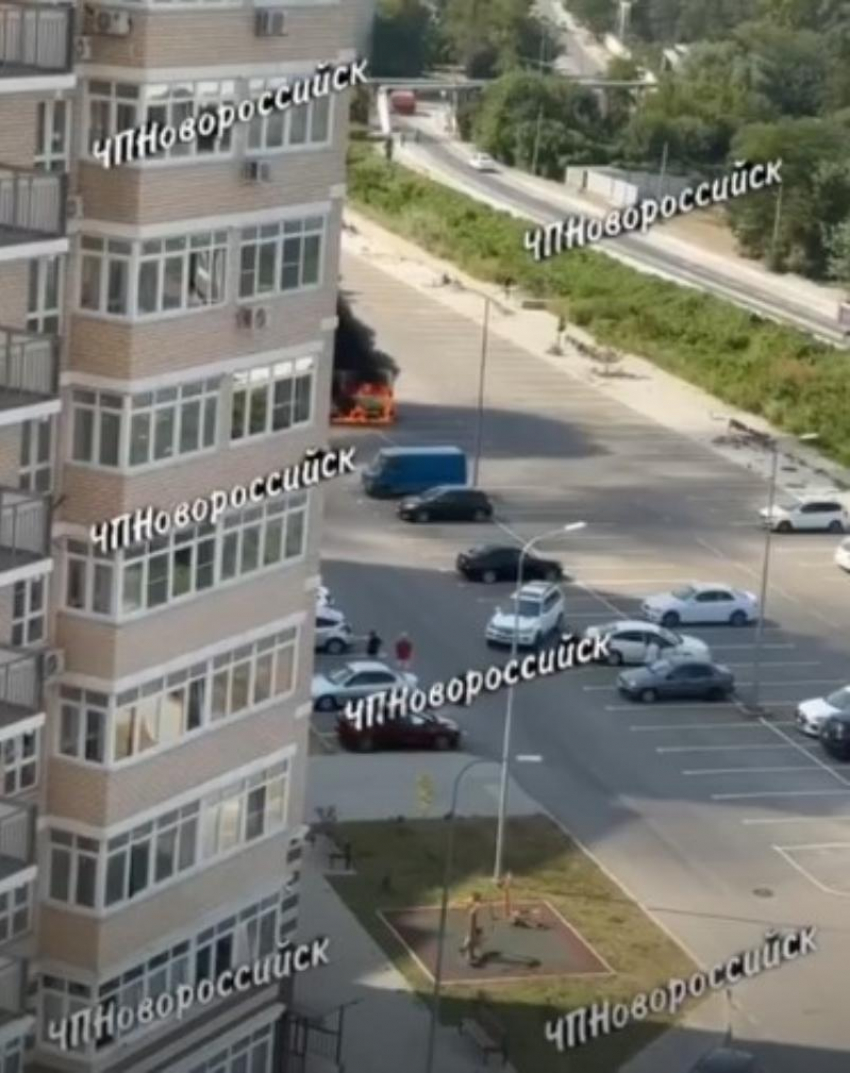 Официальной причины возгорания микроавтобуса в Новороссийске огнеборцы не озвучили