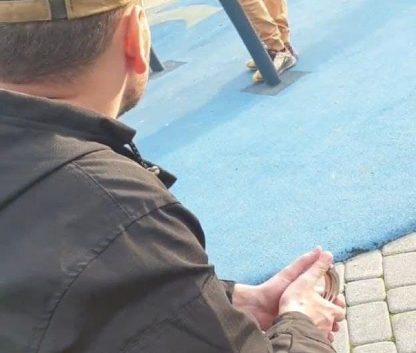 С наручниками на детской площадке: новороссийцев удивила подготовка к «задержанию»
